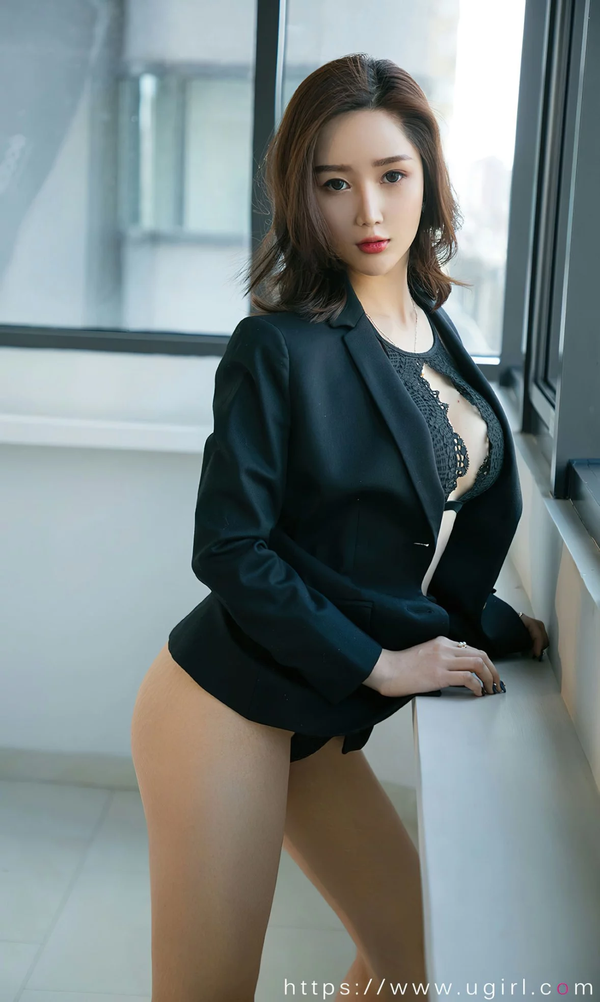 [Ugirls爱尤物]No.2510_模特李莉莉私房性感黑色缕空蕾丝内衣+低胸吊裙迷人诱惑写真35P