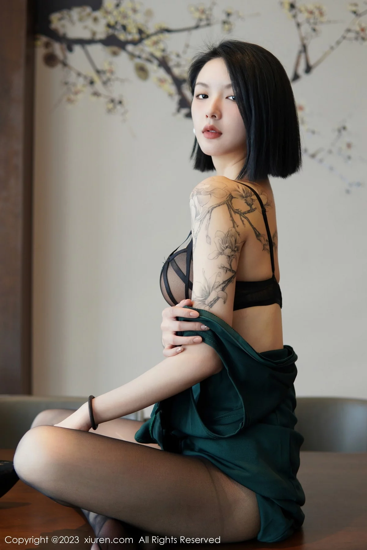 XiuRen第6205期_模特乔一一脱深绿色旗袍服露性感黑色内衣配开档黑丝诱惑写真84P