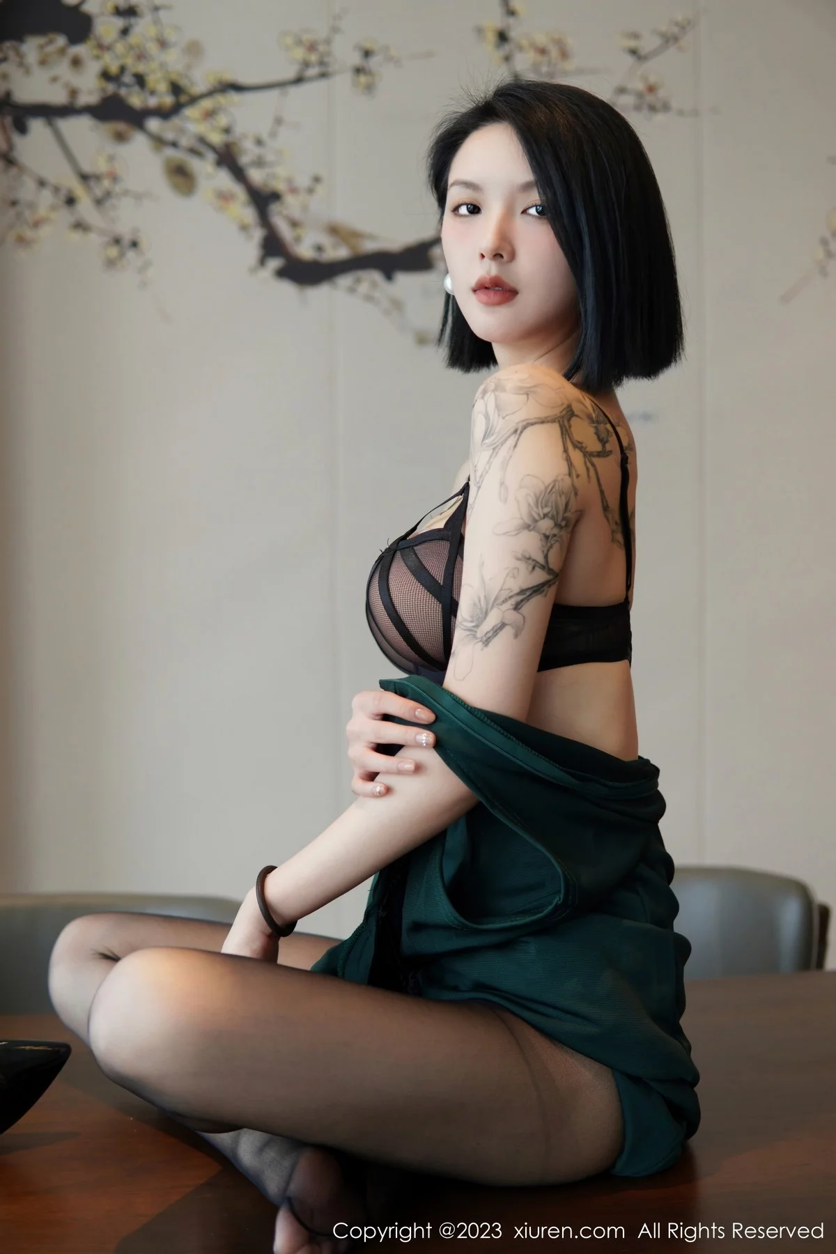 XiuRen第6205期_模特乔一一脱深绿色旗袍服露性感黑色内衣配开档黑丝诱惑写真84P