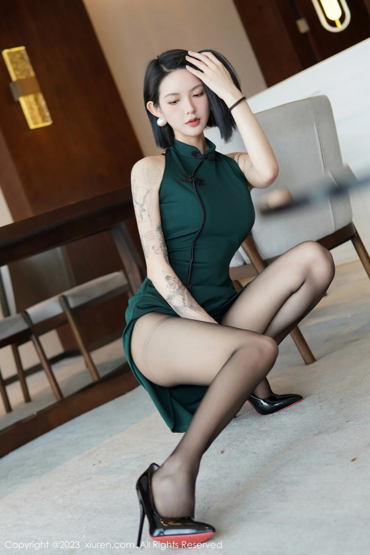 XiuRen第6205期_模特乔一一脱深绿色旗袍服露性感黑色内衣配开档黑丝诱惑写真84P