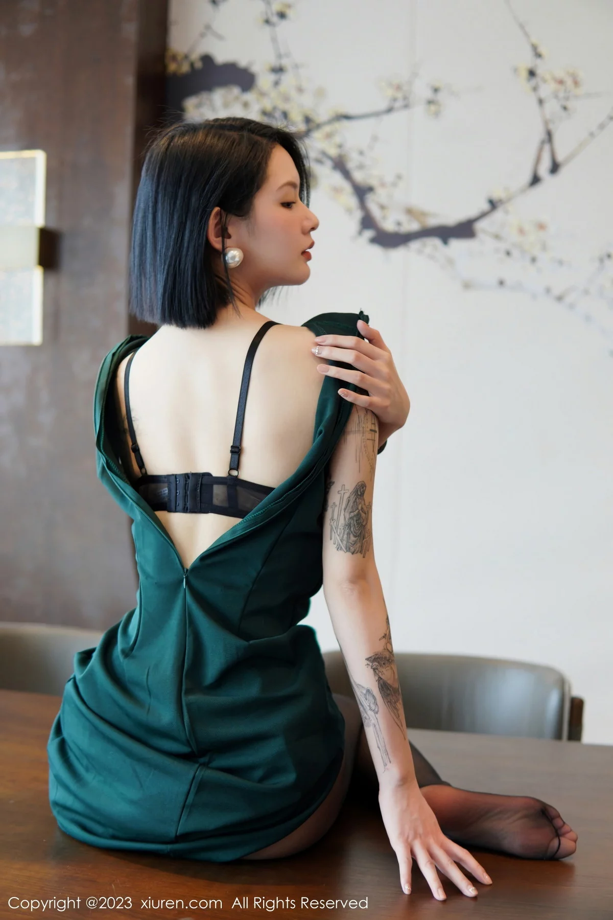 XiuRen第6205期_模特乔一一脱深绿色旗袍服露性感黑色内衣配开档黑丝诱惑写真84P