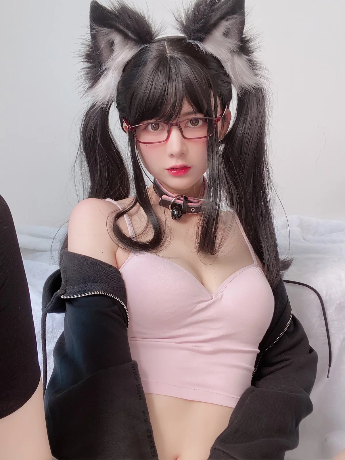 萌妹子眼酱大魔王w黑猫主题脱黑色外衣露性感粉色内衣秀豪乳翘臀诱惑写真26P