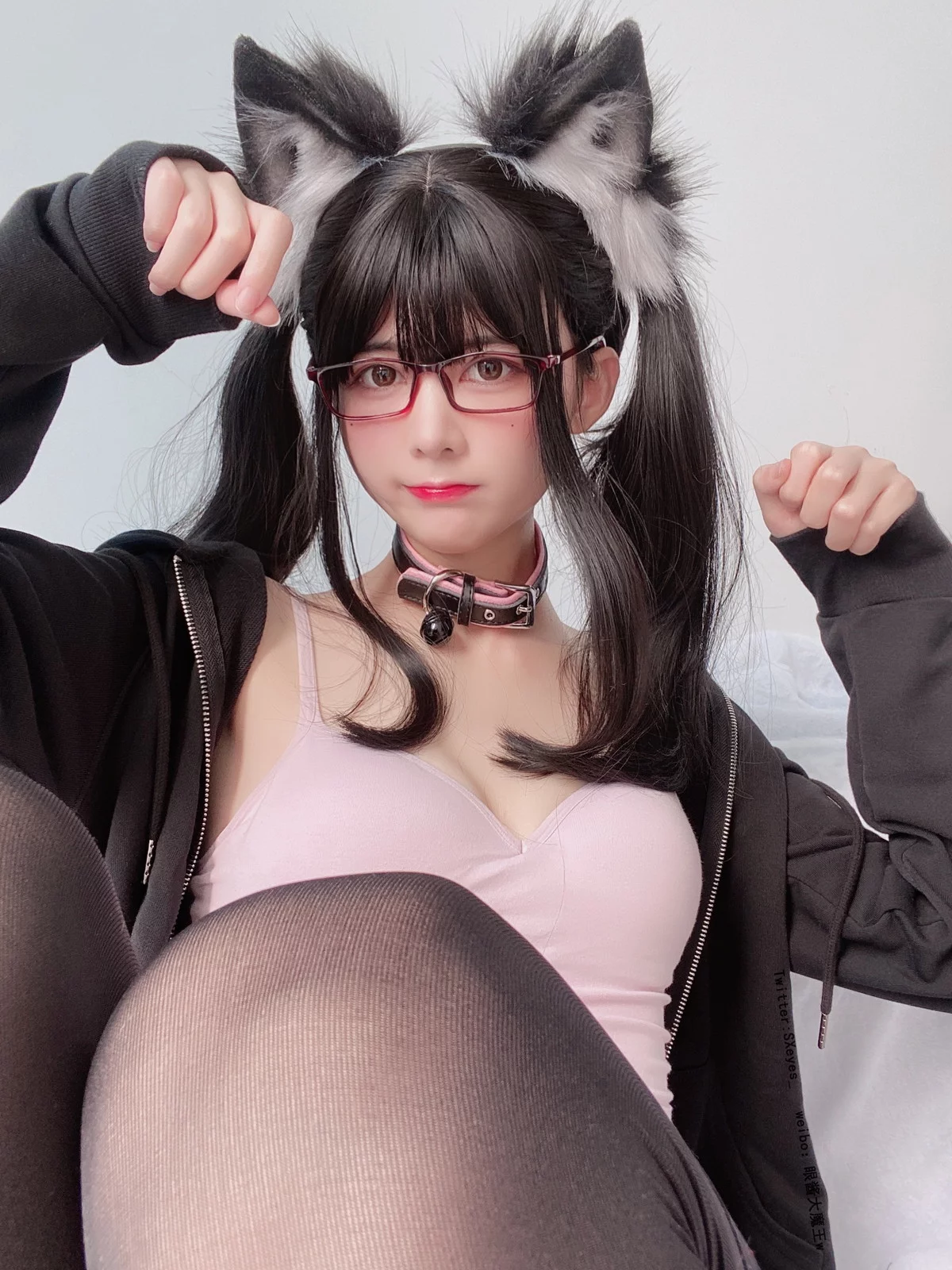 萌妹子眼酱大魔王w黑猫主题脱黑色外衣露性感粉色内衣秀豪乳翘臀诱惑写真26P