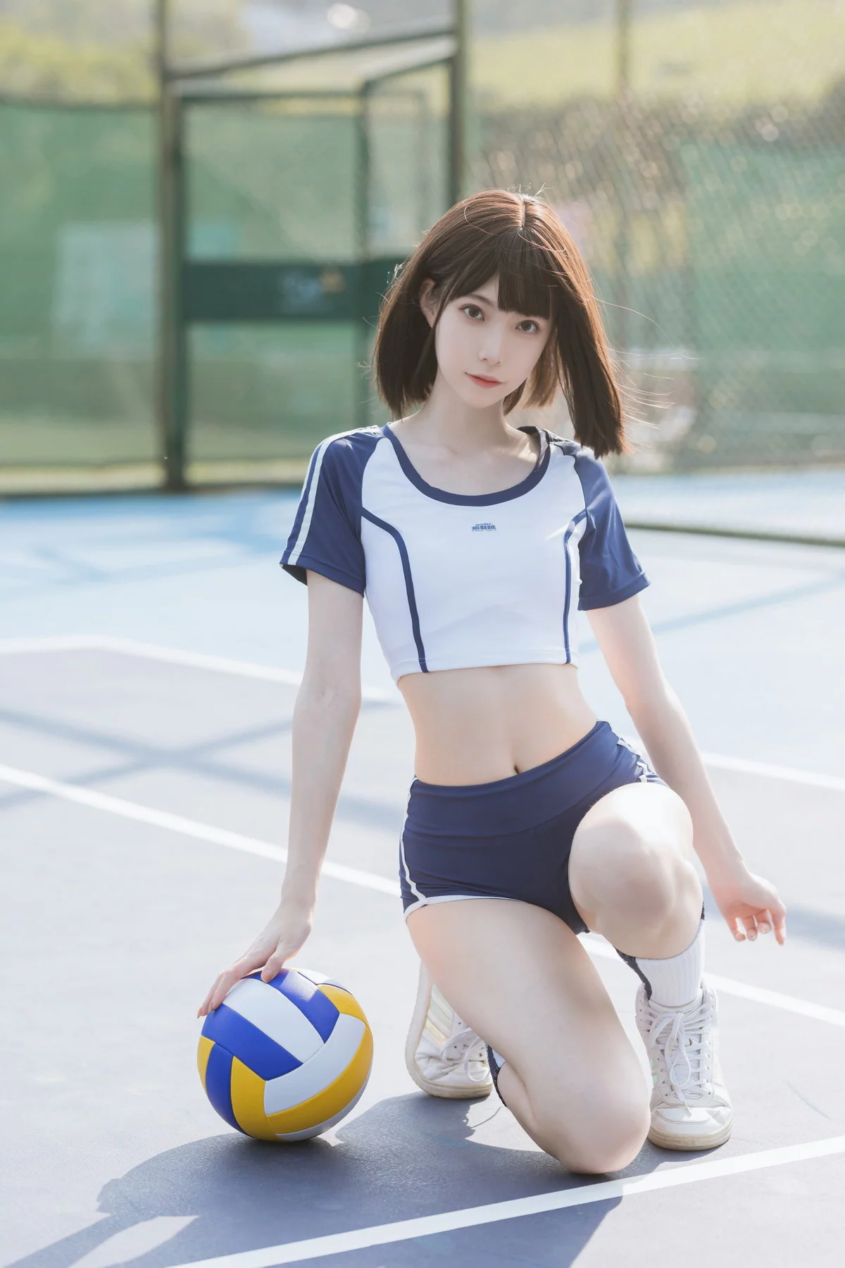网络美女许岚夏日运动服主题户外球场性感运动装秀曼妙身姿迷人诱惑写真40P