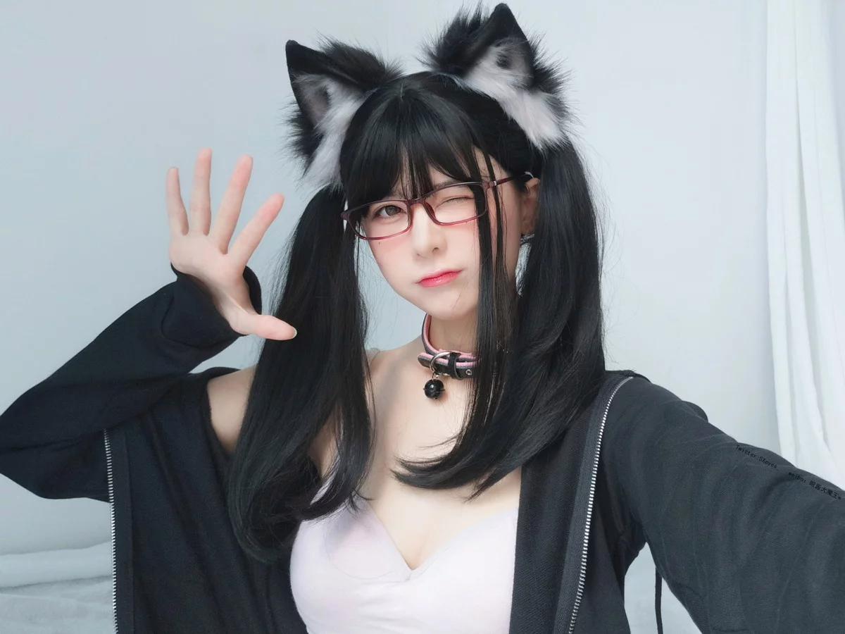 萌妹子眼酱大魔王w黑猫主题脱黑色外衣露性感粉色内衣秀豪乳翘臀诱惑写真26P
