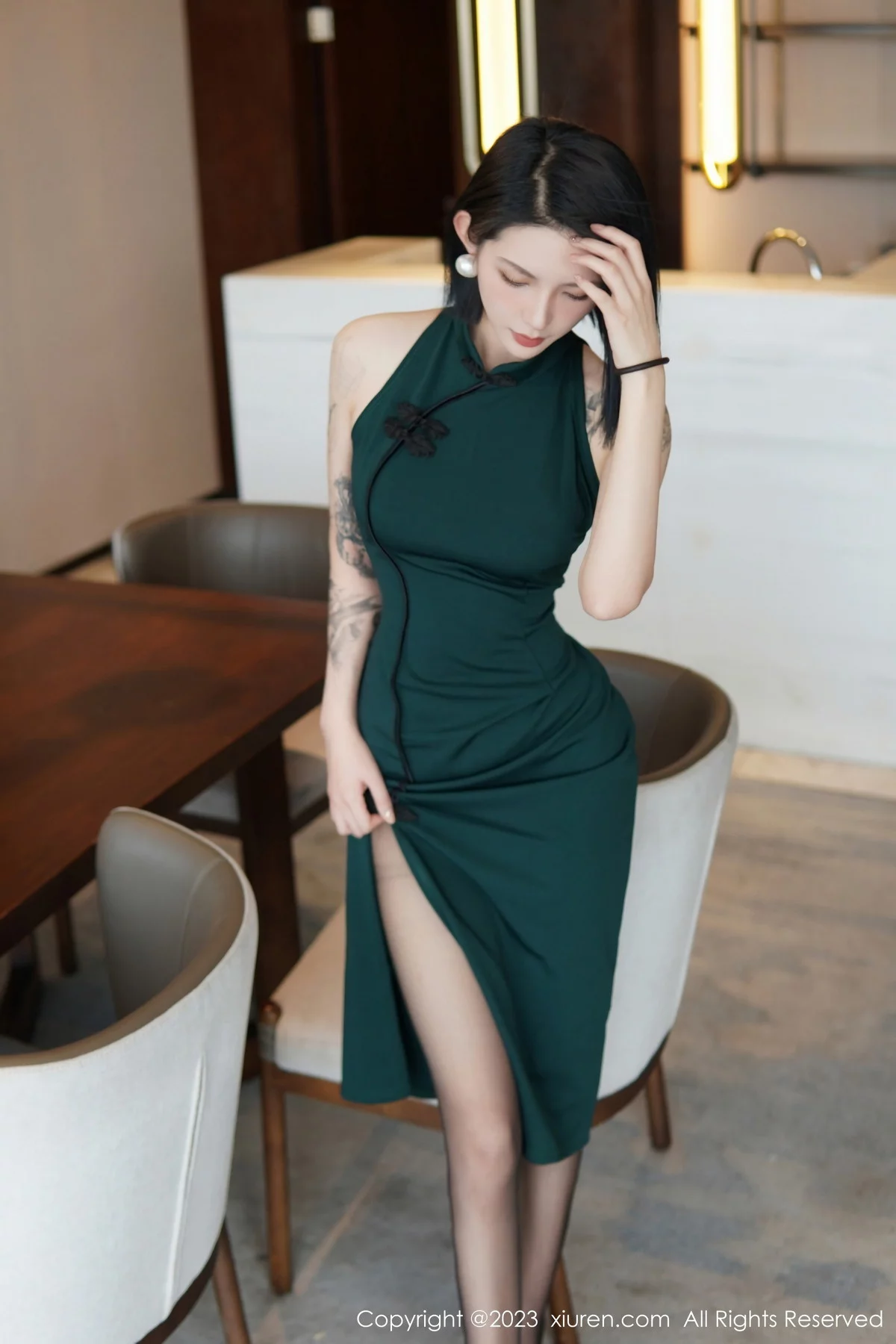 XiuRen第6205期_模特乔一一脱深绿色旗袍服露性感黑色内衣配开档黑丝诱惑写真84P