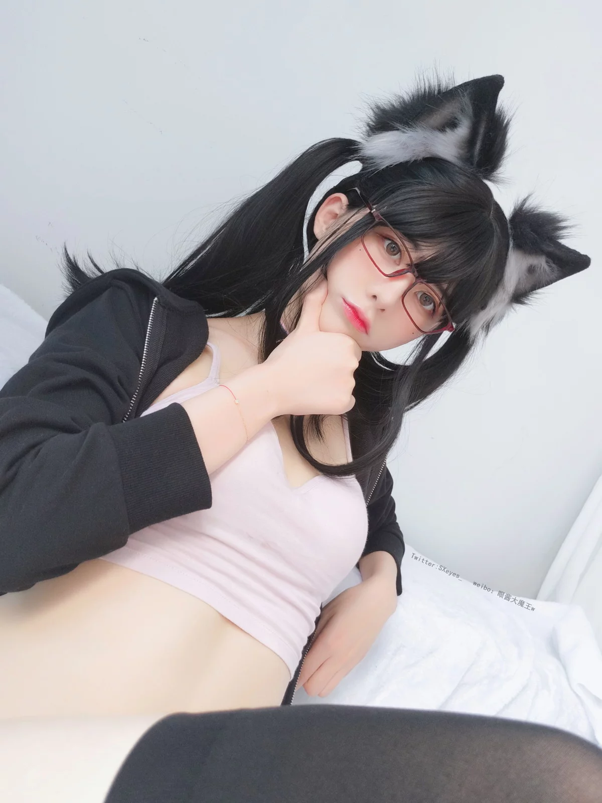 萌妹子眼酱大魔王w黑猫主题脱黑色外衣露性感粉色内衣秀豪乳翘臀诱惑写真26P