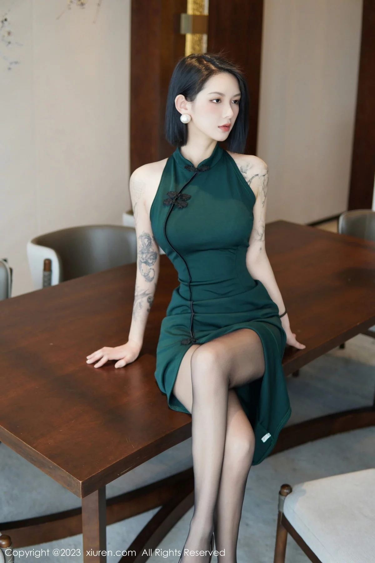 XiuRen第6205期_模特乔一一脱深绿色旗袍服露性感黑色内衣配开档黑丝诱惑写真84P