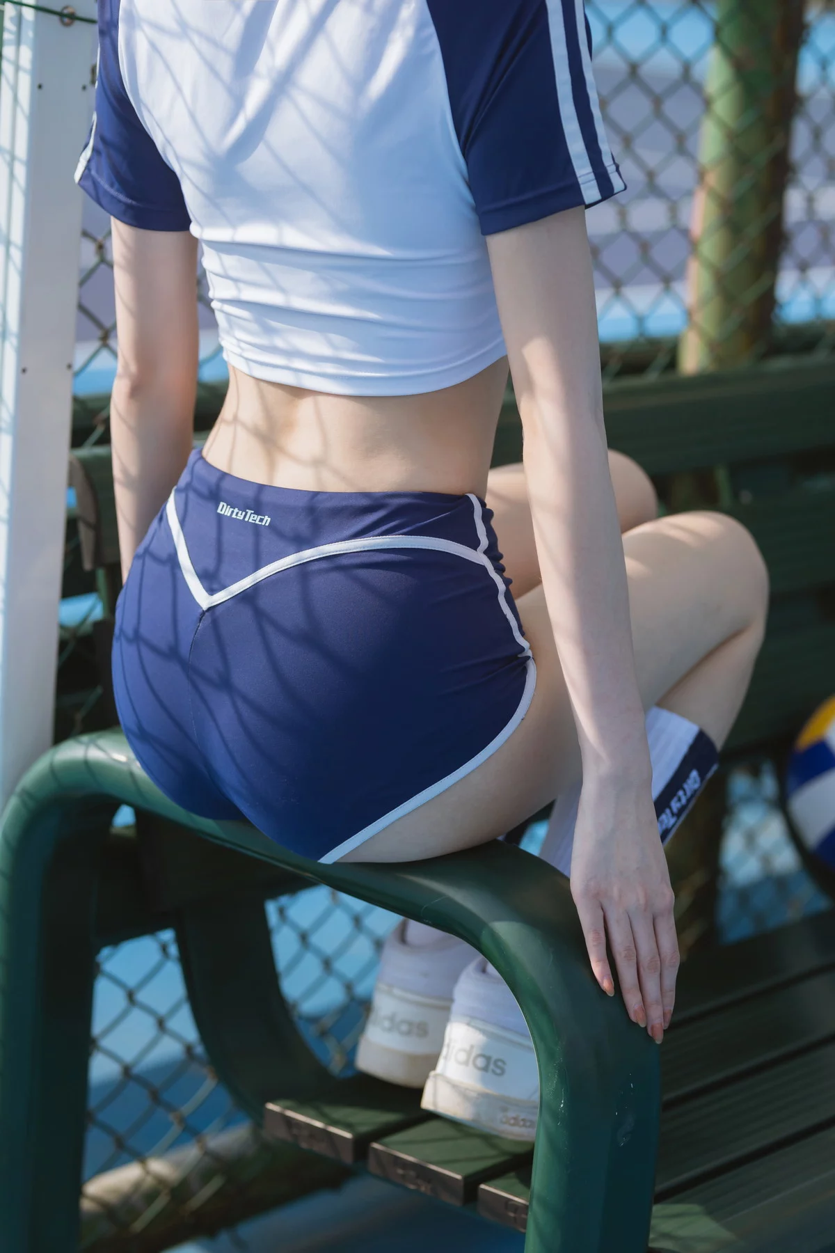 网络美女许岚夏日运动服主题户外球场性感运动装秀曼妙身姿迷人诱惑写真40P
