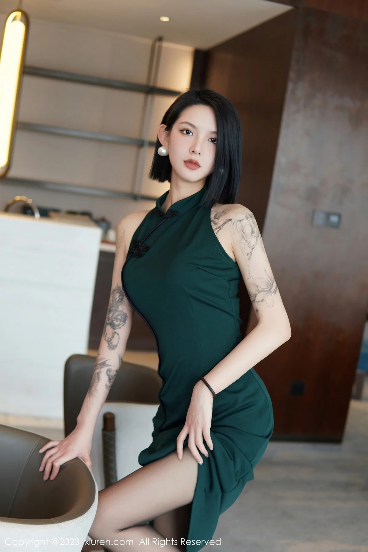 XiuRen第6205期_模特乔一一脱深绿色旗袍服露性感黑色内衣配开档黑丝诱惑写真84P
