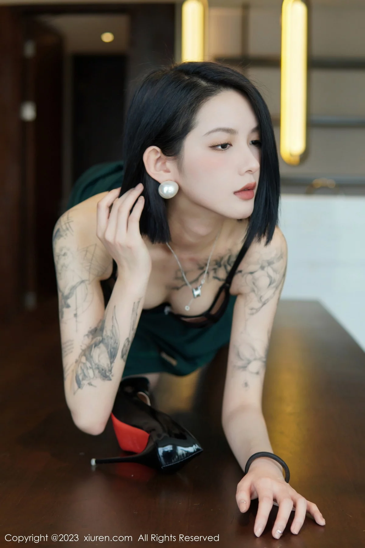 XiuRen第6205期_模特乔一一脱深绿色旗袍服露性感黑色内衣配开档黑丝诱惑写真84P