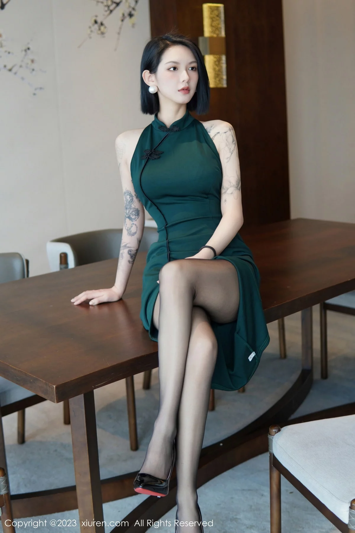 XiuRen第6205期_模特乔一一脱深绿色旗袍服露性感黑色内衣配开档黑丝诱惑写真84P