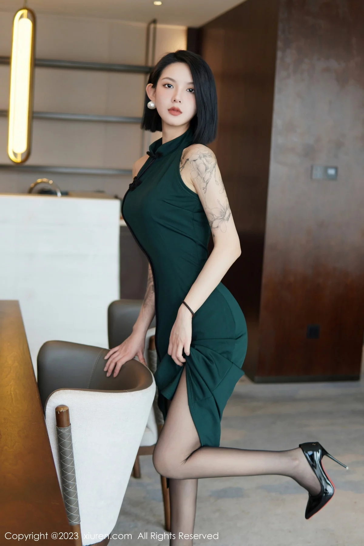 XiuRen第6205期_模特乔一一脱深绿色旗袍服露性感黑色内衣配开档黑丝诱惑写真84P