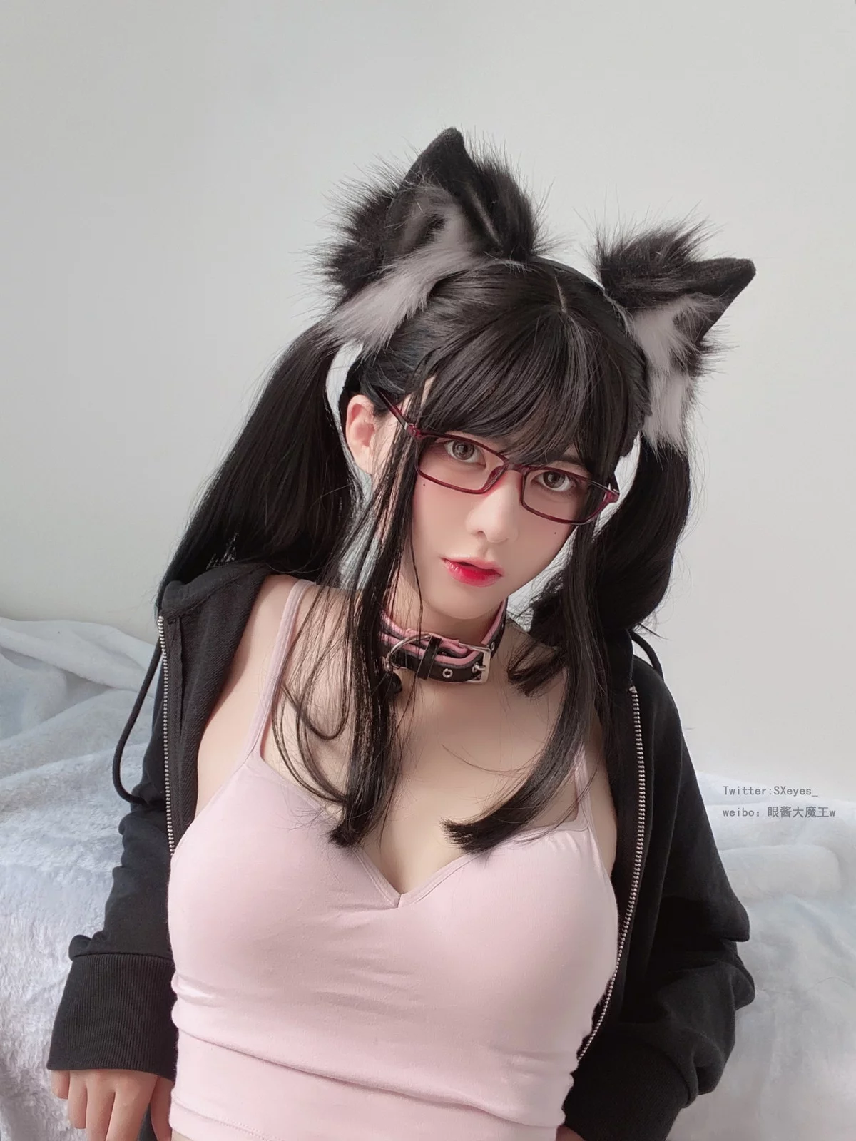 萌妹子眼酱大魔王w黑猫主题脱黑色外衣露性感粉色内衣秀豪乳翘臀诱惑写真26P
