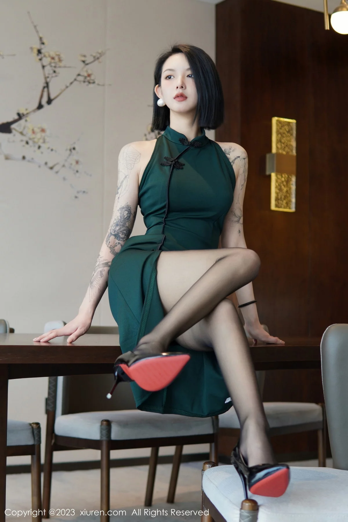 XiuRen第6205期_模特乔一一脱深绿色旗袍服露性感黑色内衣配开档黑丝诱惑写真84P