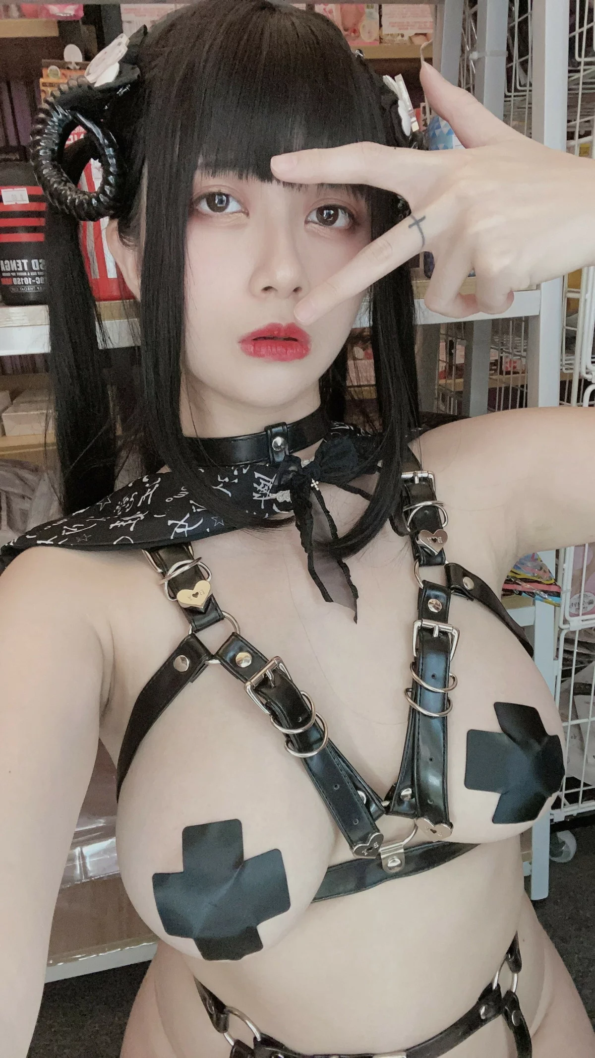 网络美女Hieey Heika嗨兒魅魔主题性感黑色带子情趣服饰露豪乳遮点诱惑写真92P
