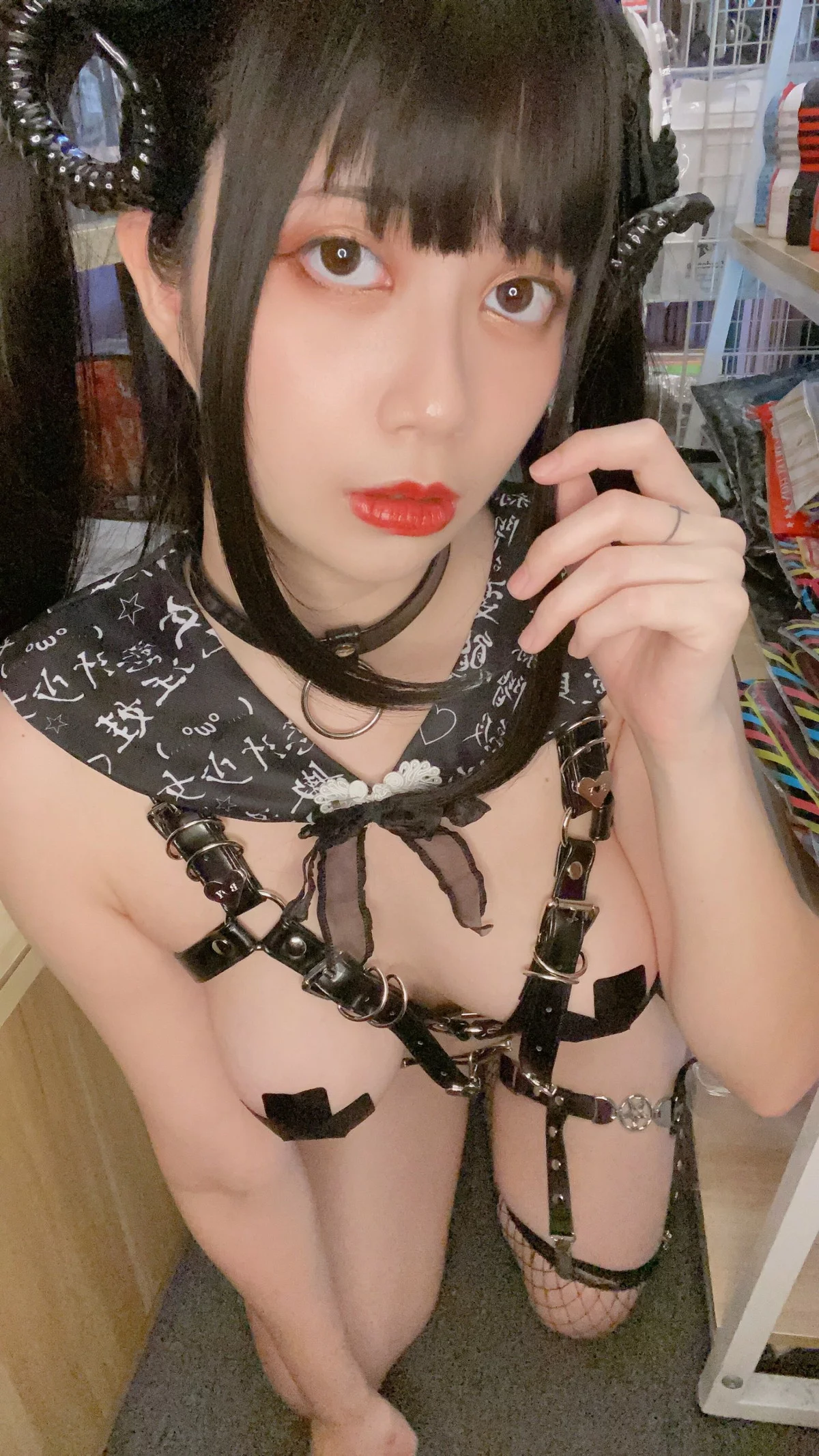 网络美女Hieey Heika嗨兒魅魔主题性感黑色带子情趣服饰露豪乳遮点诱惑写真92P