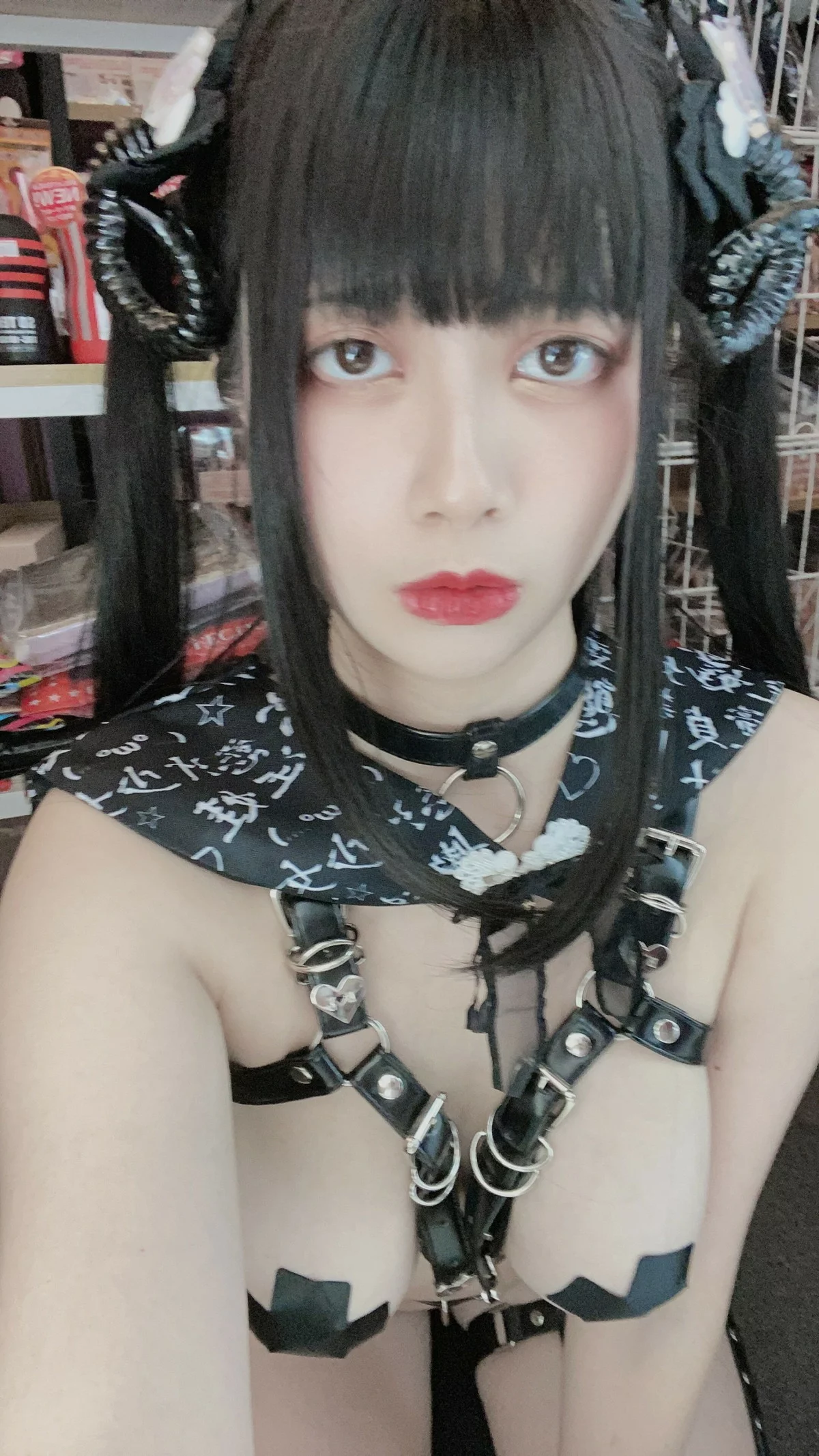 网络美女Hieey Heika嗨兒魅魔主题性感黑色带子情趣服饰露豪乳遮点诱惑写真92P