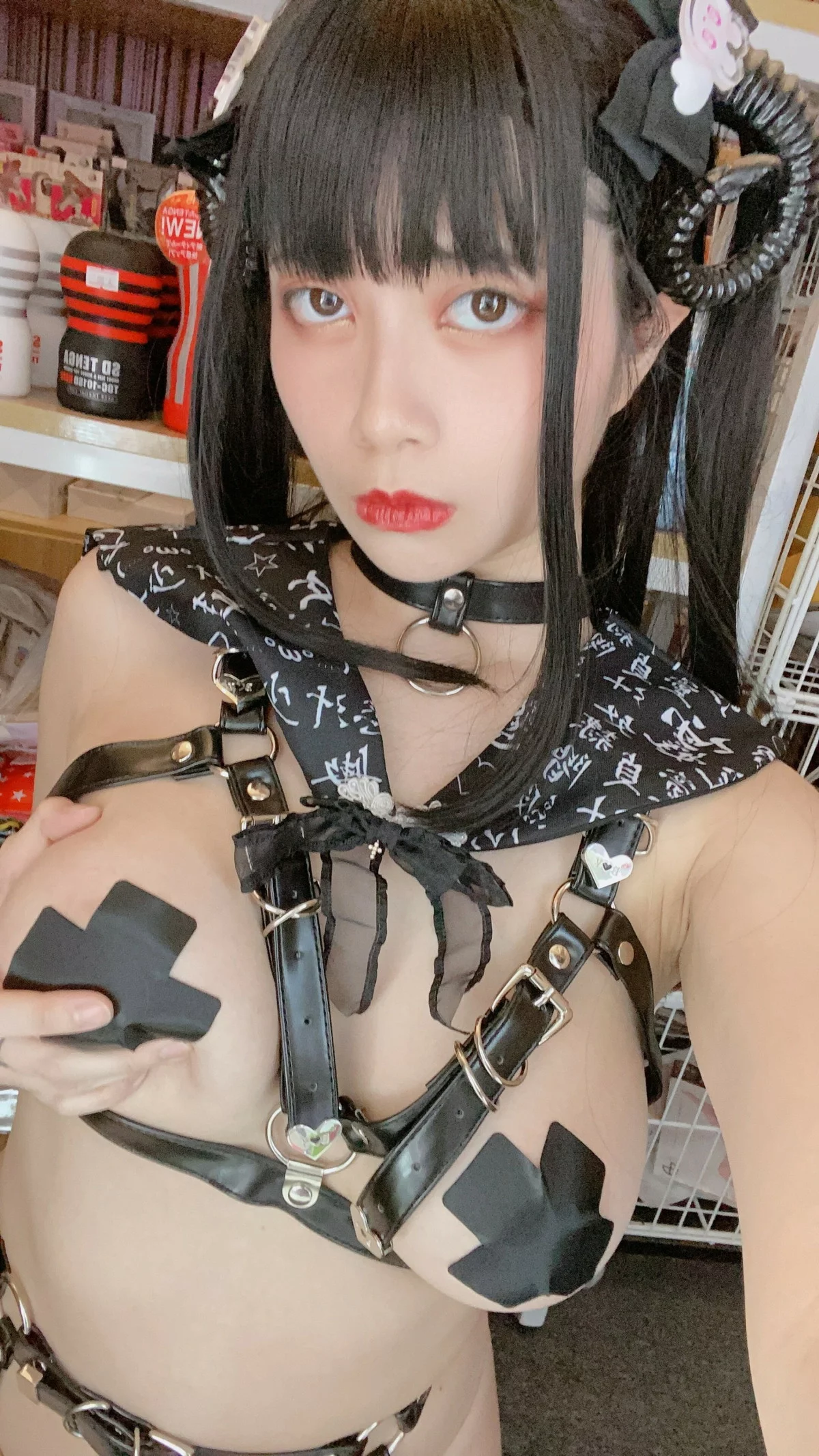网络美女Hieey Heika嗨兒魅魔主题性感黑色带子情趣服饰露豪乳遮点诱惑写真92P