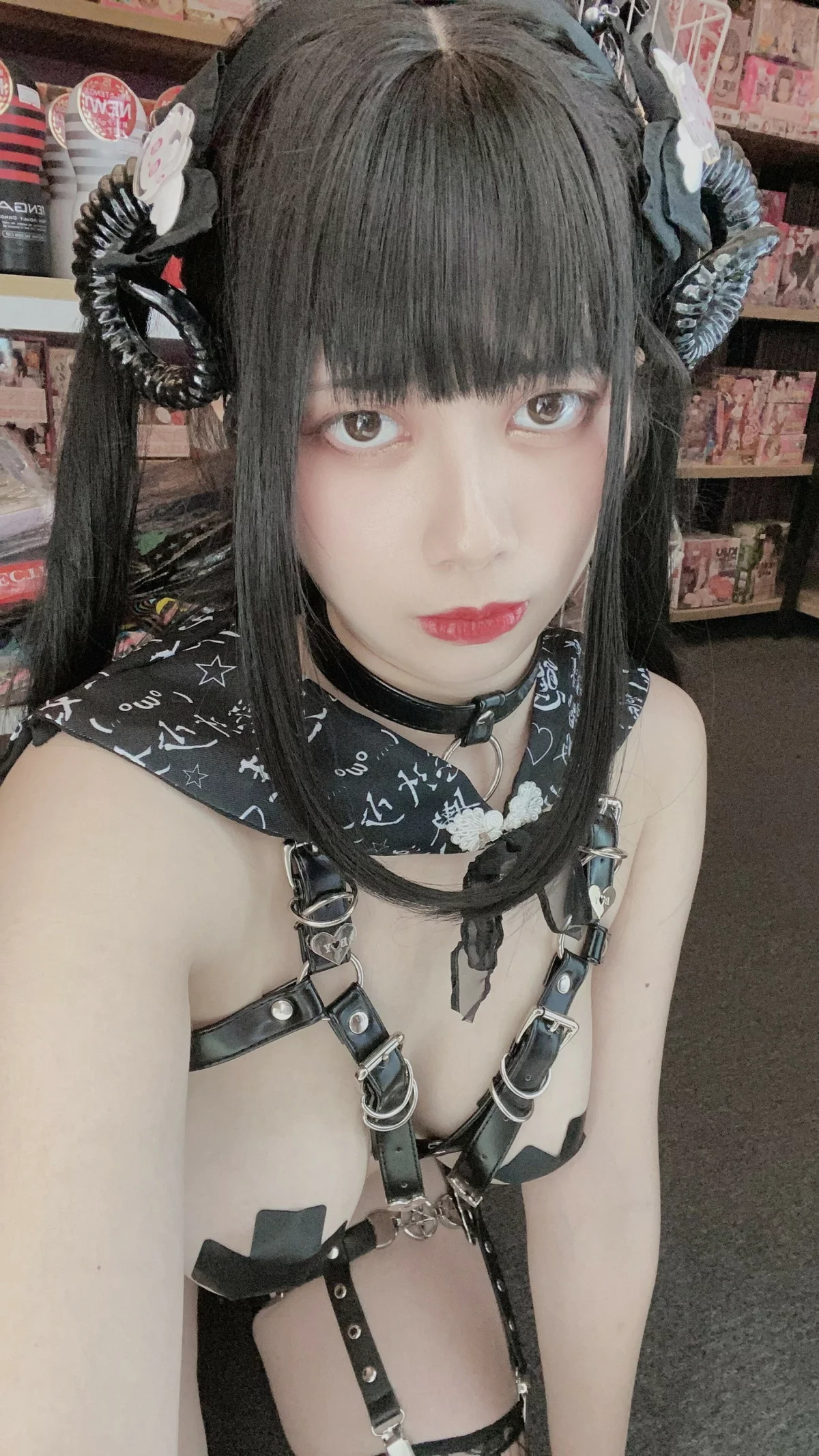 网络美女Hieey Heika嗨兒魅魔主题性感黑色带子情趣服饰露豪乳遮点诱惑写真92P