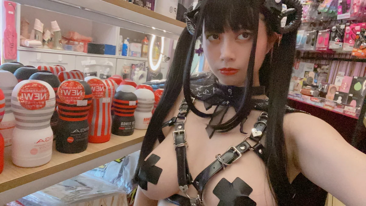 网络美女Hieey Heika嗨兒魅魔主题性感黑色带子情趣服饰露豪乳遮点诱惑写真92P
