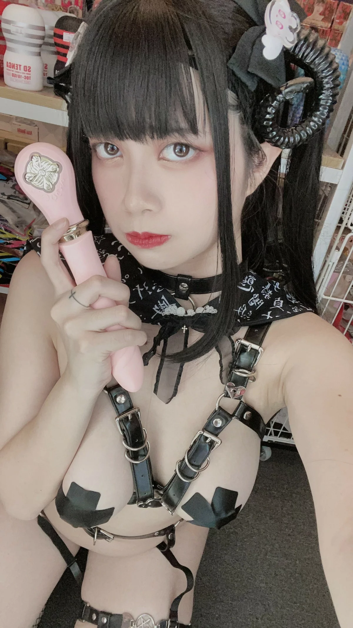 网络美女Hieey Heika嗨兒魅魔主题性感黑色带子情趣服饰露豪乳遮点诱惑写真92P