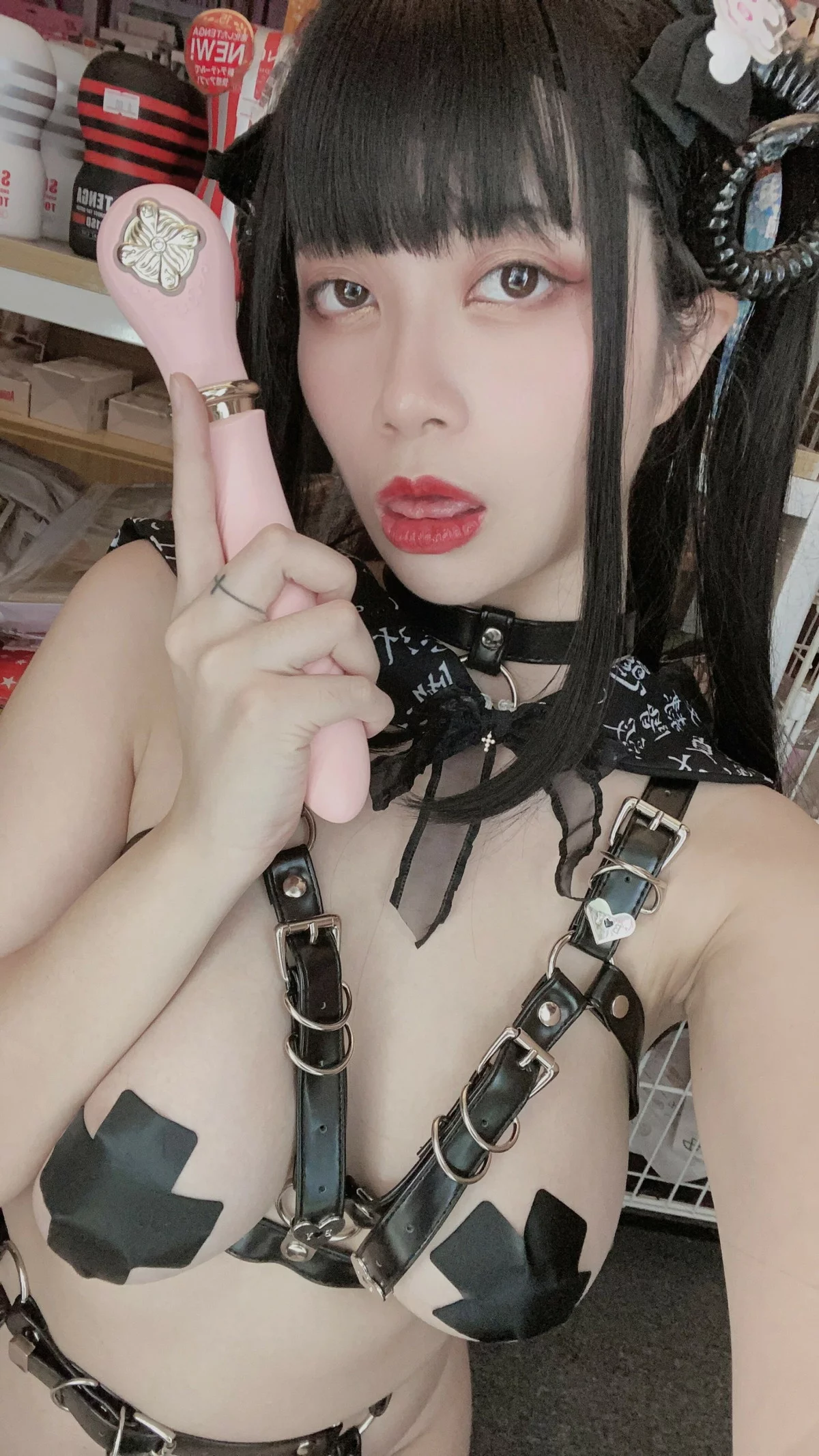 网络美女Hieey Heika嗨兒魅魔主题性感黑色带子情趣服饰露豪乳遮点诱惑写真92P