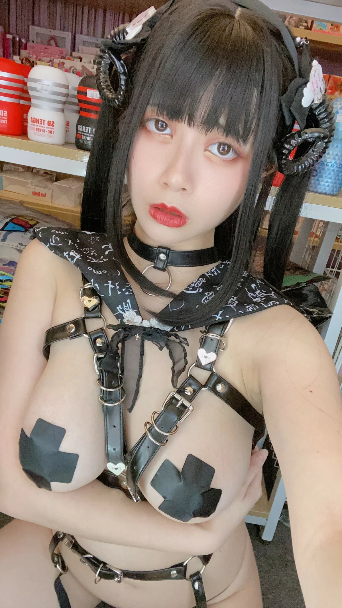 网络美女Hieey Heika嗨兒魅魔主题性感黑色带子情趣服饰露豪乳遮点诱惑写真92P