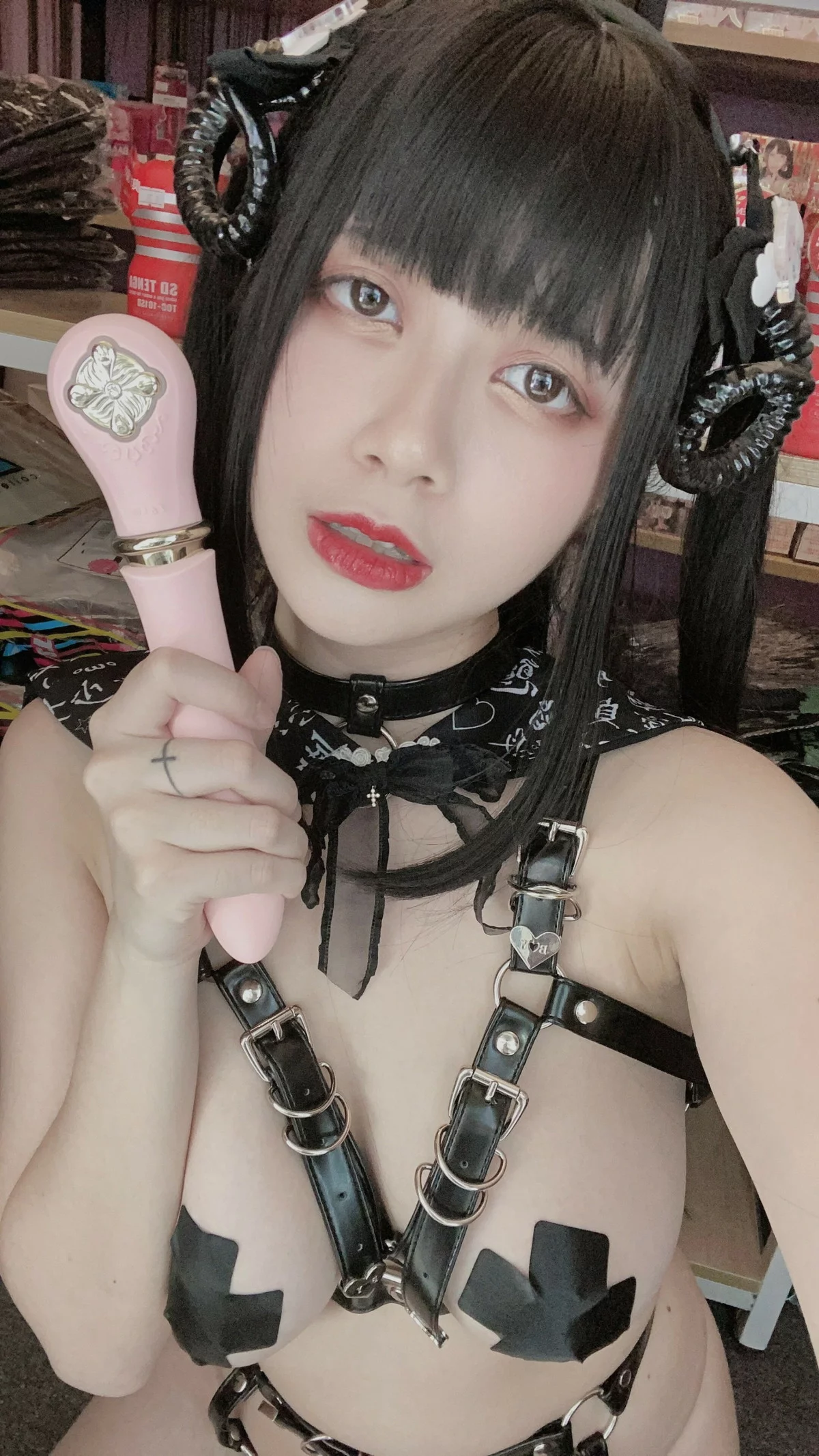 网络美女Hieey Heika嗨兒魅魔主题性感黑色带子情趣服饰露豪乳遮点诱惑写真92P