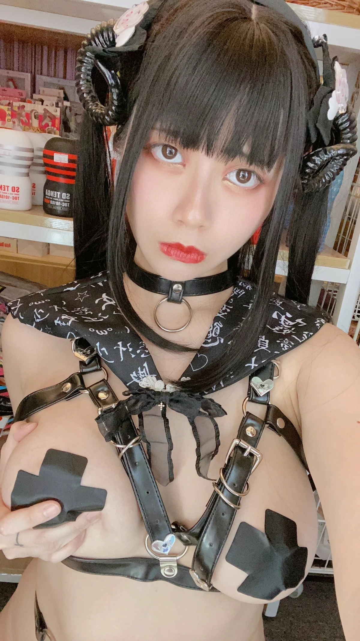 网络美女Hieey Heika嗨兒魅魔主题性感黑色带子情趣服饰露豪乳遮点诱惑写真92P