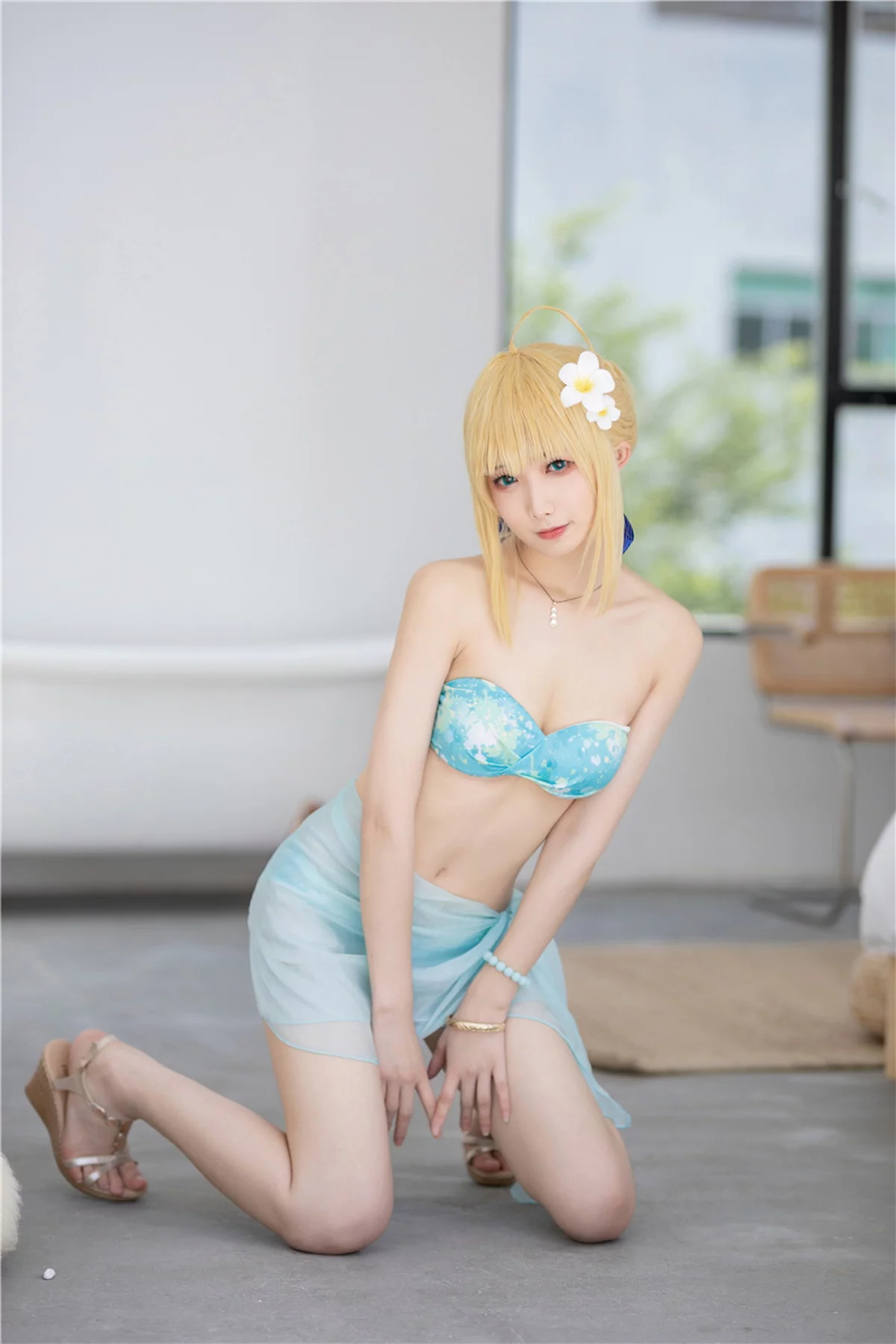 动漫博主封疆疆v泳装主题户外泳池边性感天蓝色泳装秀曼妙身姿迷人诱惑写真40P