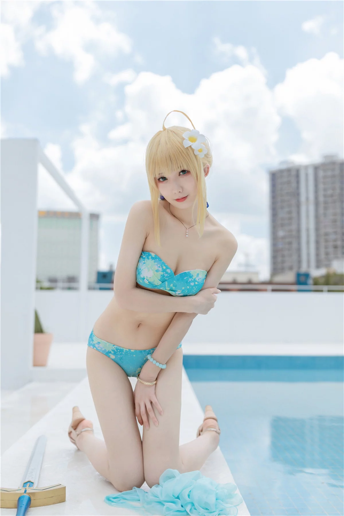 动漫博主封疆疆v泳装主题户外泳池边性感天蓝色泳装秀曼妙身姿迷人诱惑写真40P