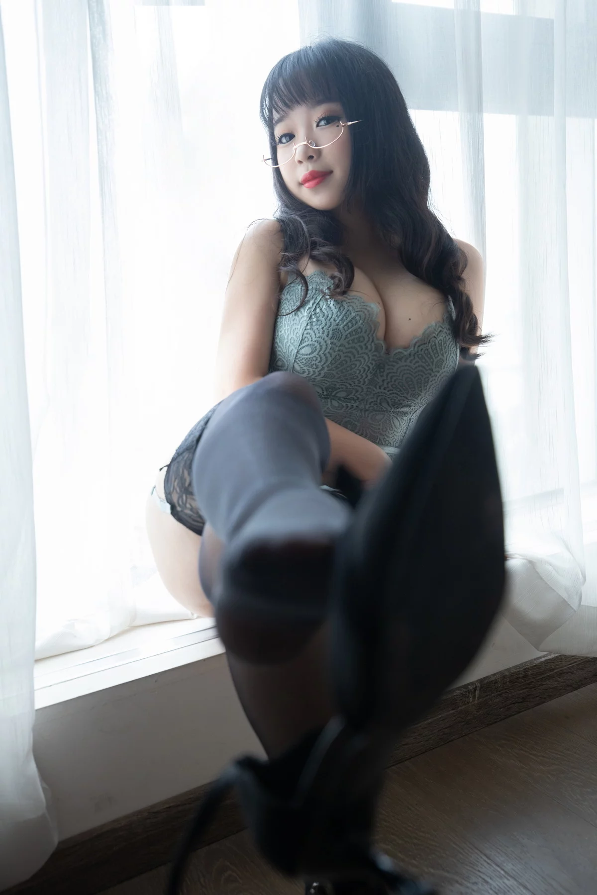 网络美女胡桃猫Kurumineko醉酒当歌主题蕾丝内衣配黑丝吊袜秀丰满身材诱惑写真135P