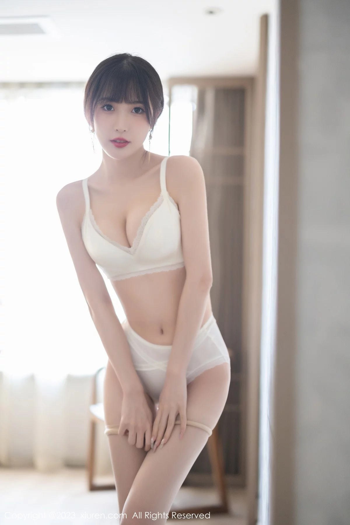 XiuRen第6236期_模特林星阑脱咖啡色连衣裙露白色蕾丝内衣配开档肉丝诱惑写真90P