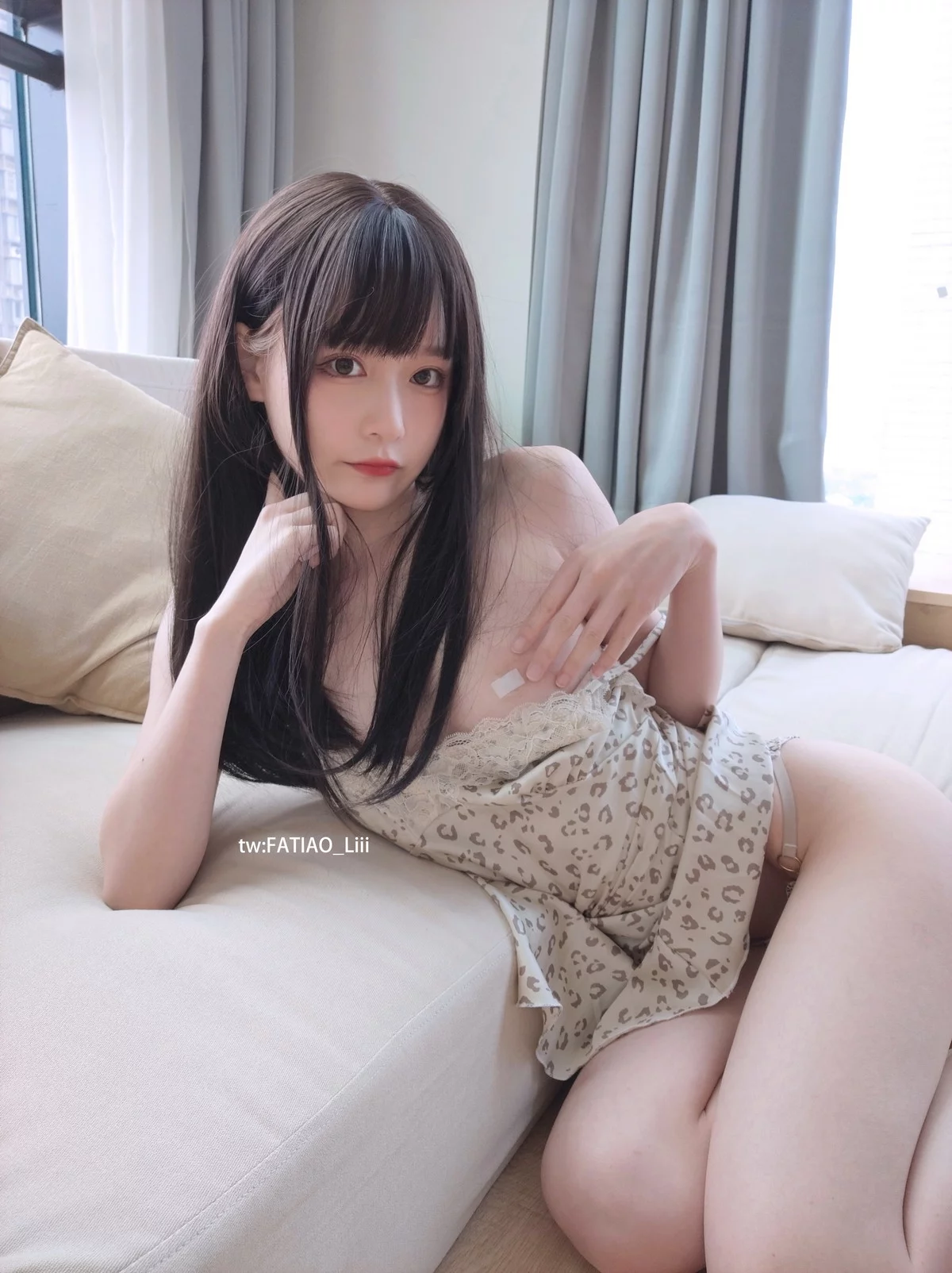 网络美女迷之呆梨姐姐的睡衣主题私房半脱睡衣露性感豹纹内裤秀翘臀诱惑写真100P