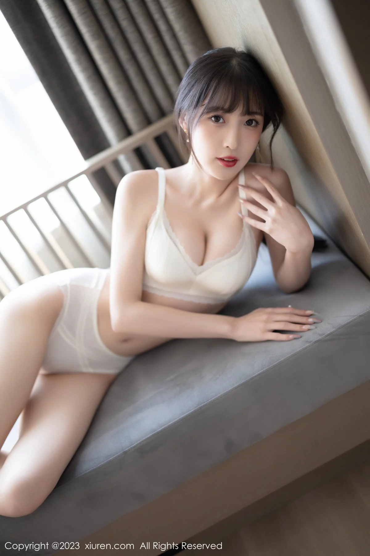 XiuRen第6236期_模特林星阑脱咖啡色连衣裙露白色蕾丝内衣配开档肉丝诱惑写真90P