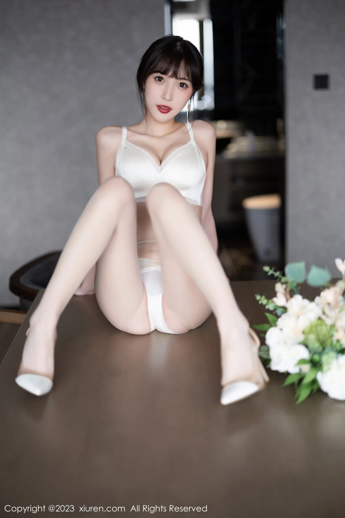 XiuRen第6236期_模特林星阑脱咖啡色连衣裙露白色蕾丝内衣配开档肉丝诱惑写真90P