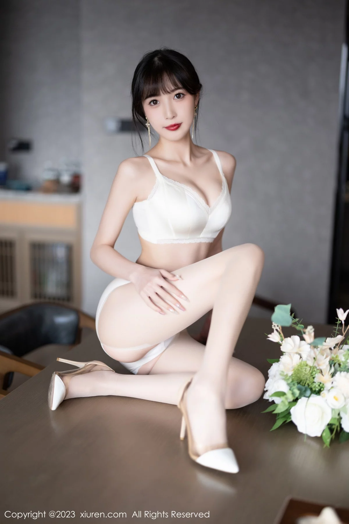 XiuRen第6236期_模特林星阑脱咖啡色连衣裙露白色蕾丝内衣配开档肉丝诱惑写真90P
