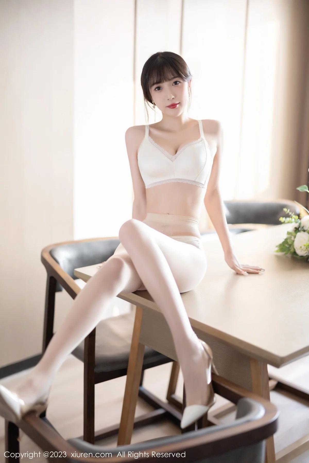 XiuRen第6236期_模特林星阑脱咖啡色连衣裙露白色蕾丝内衣配开档肉丝诱惑写真90P