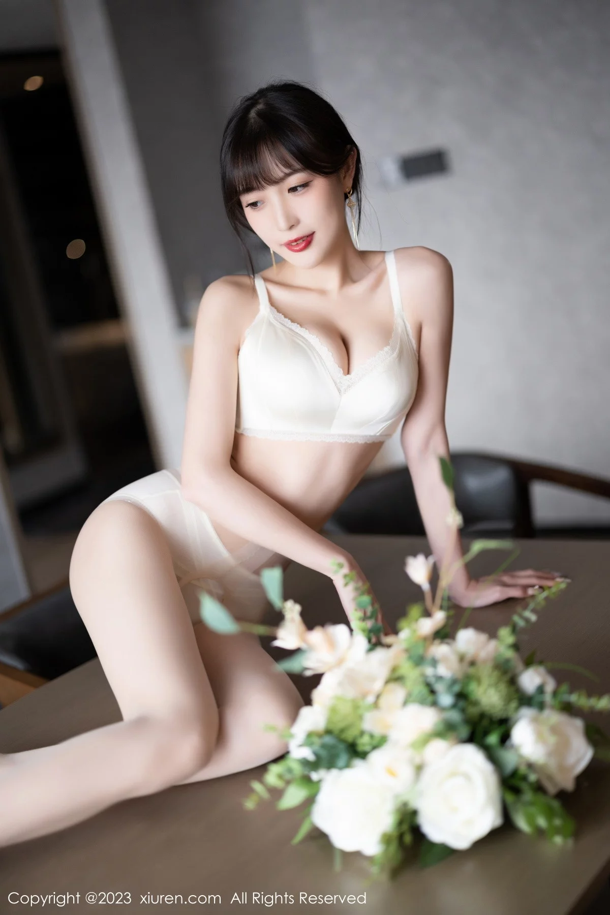 XiuRen第6236期_模特林星阑脱咖啡色连衣裙露白色蕾丝内衣配开档肉丝诱惑写真90P