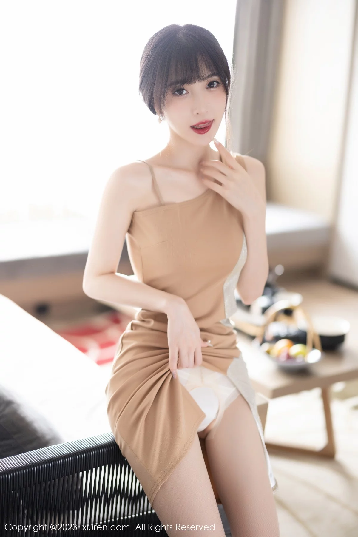 XiuRen第6236期_模特林星阑脱咖啡色连衣裙露白色蕾丝内衣配开档肉丝诱惑写真90P