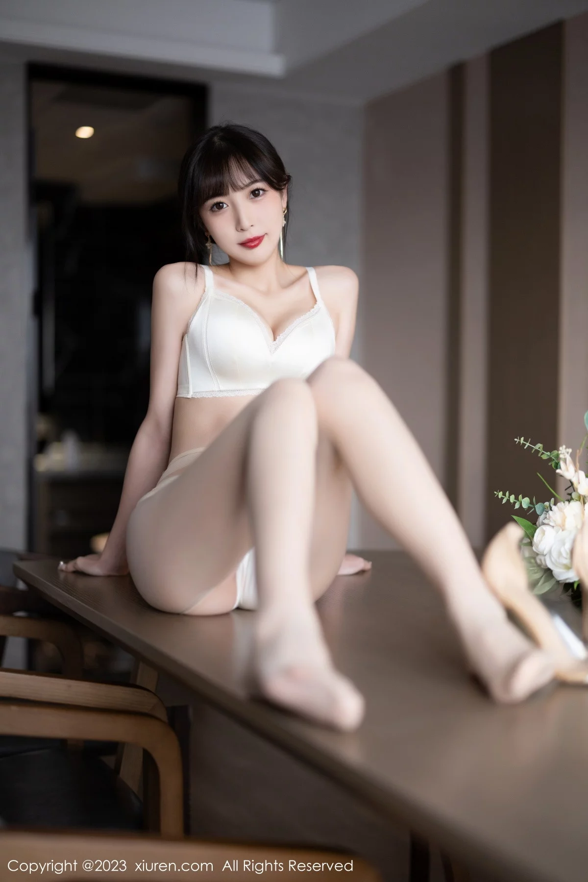 XiuRen第6236期_模特林星阑脱咖啡色连衣裙露白色蕾丝内衣配开档肉丝诱惑写真90P