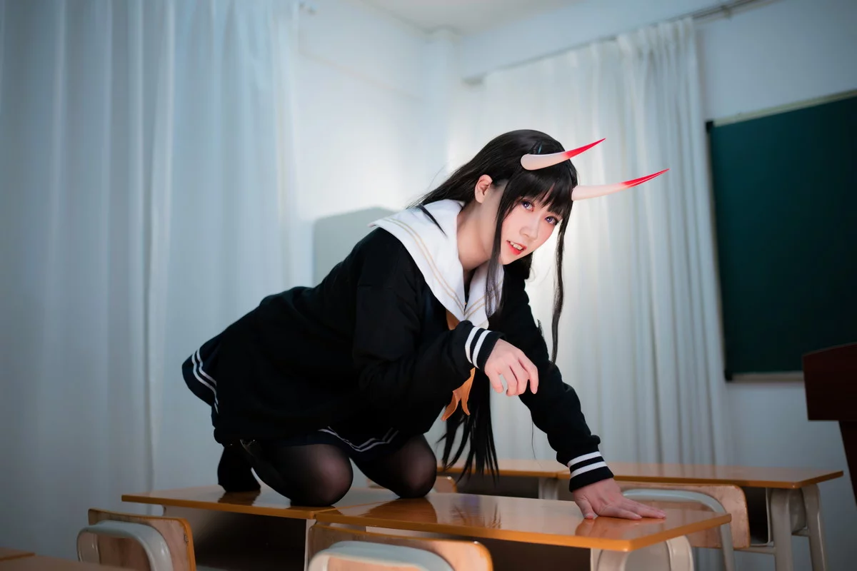 Corer美女流年不停_w能代2主题教室里性感学生制服配超薄黑丝秀美腿诱惑写真36P