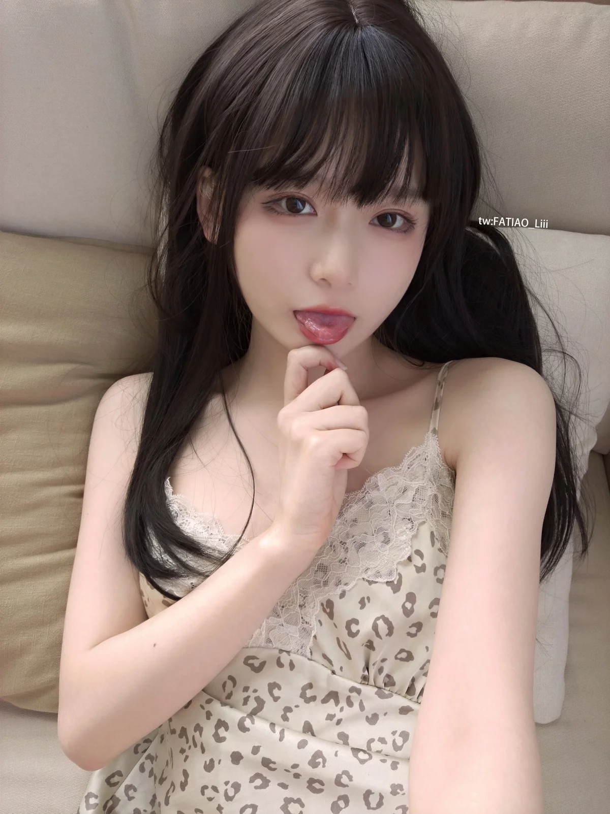 网络美女迷之呆梨姐姐的睡衣主题私房半脱睡衣露性感豹纹内裤秀翘臀诱惑写真100P