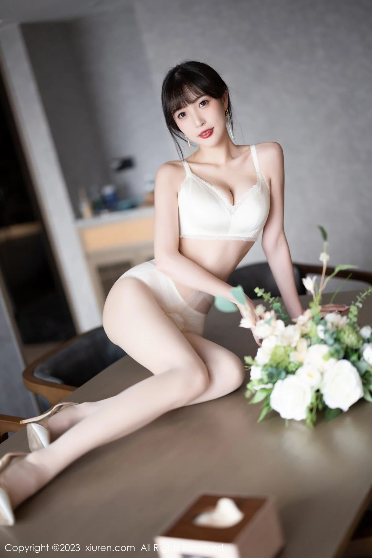 XiuRen第6236期_模特林星阑脱咖啡色连衣裙露白色蕾丝内衣配开档肉丝诱惑写真90P