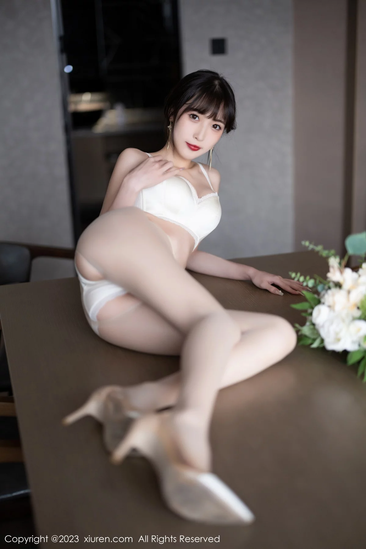 XiuRen第6236期_模特林星阑脱咖啡色连衣裙露白色蕾丝内衣配开档肉丝诱惑写真90P