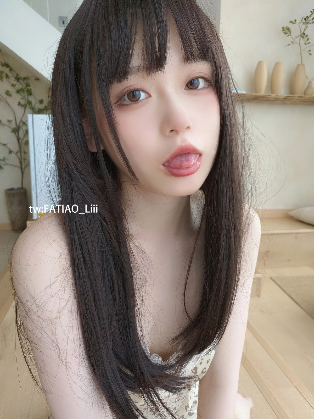网络美女迷之呆梨姐姐的睡衣主题私房半脱睡衣露性感豹纹内裤秀翘臀诱惑写真100P