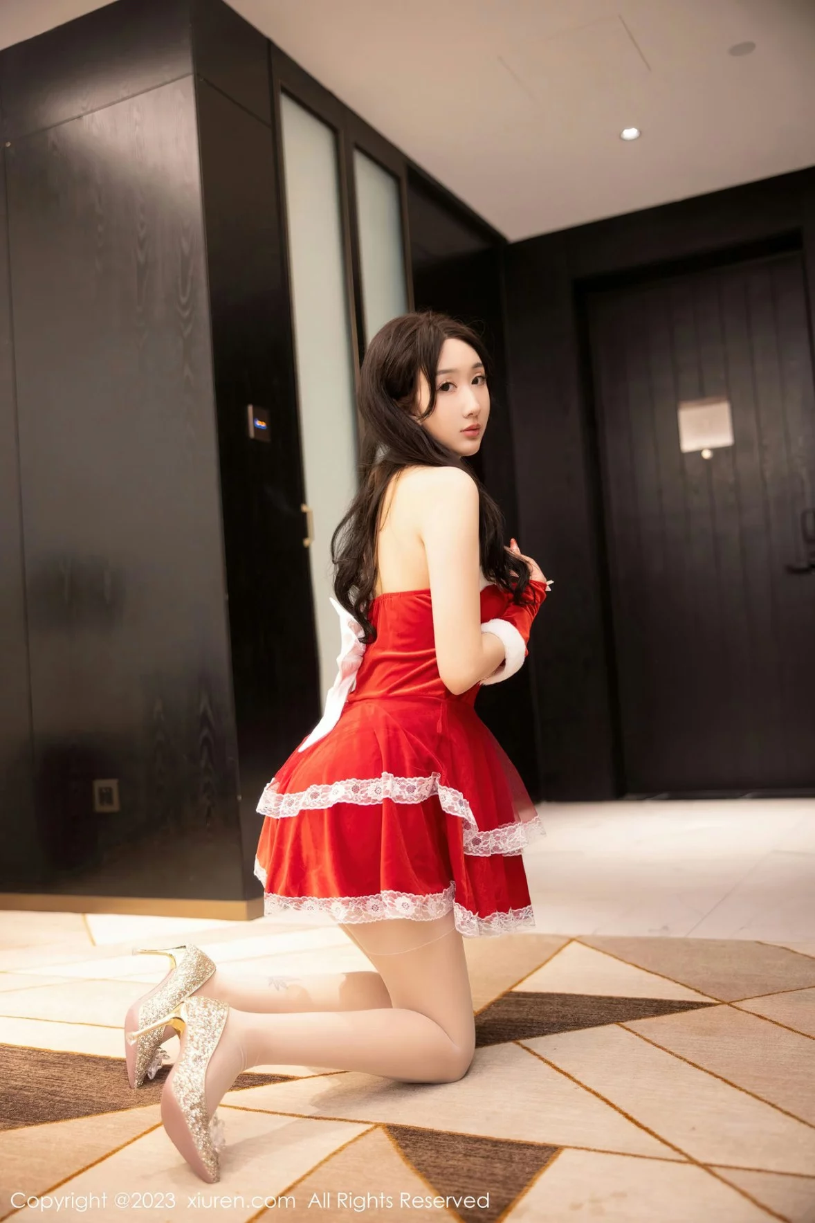 XiuRen第6163期_模特江真真性感红色贺新年服配白色蕾丝袜秀白嫩美腿迷人写真87P