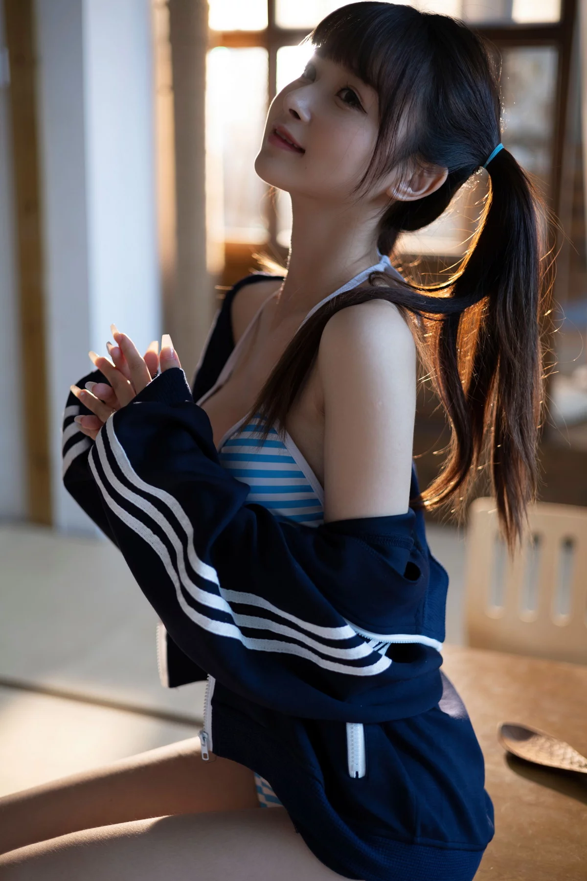 Coser美女河豚抚子夏日比基尼主题居家私房脱运动外衣露性感比基尼迷人写真28P