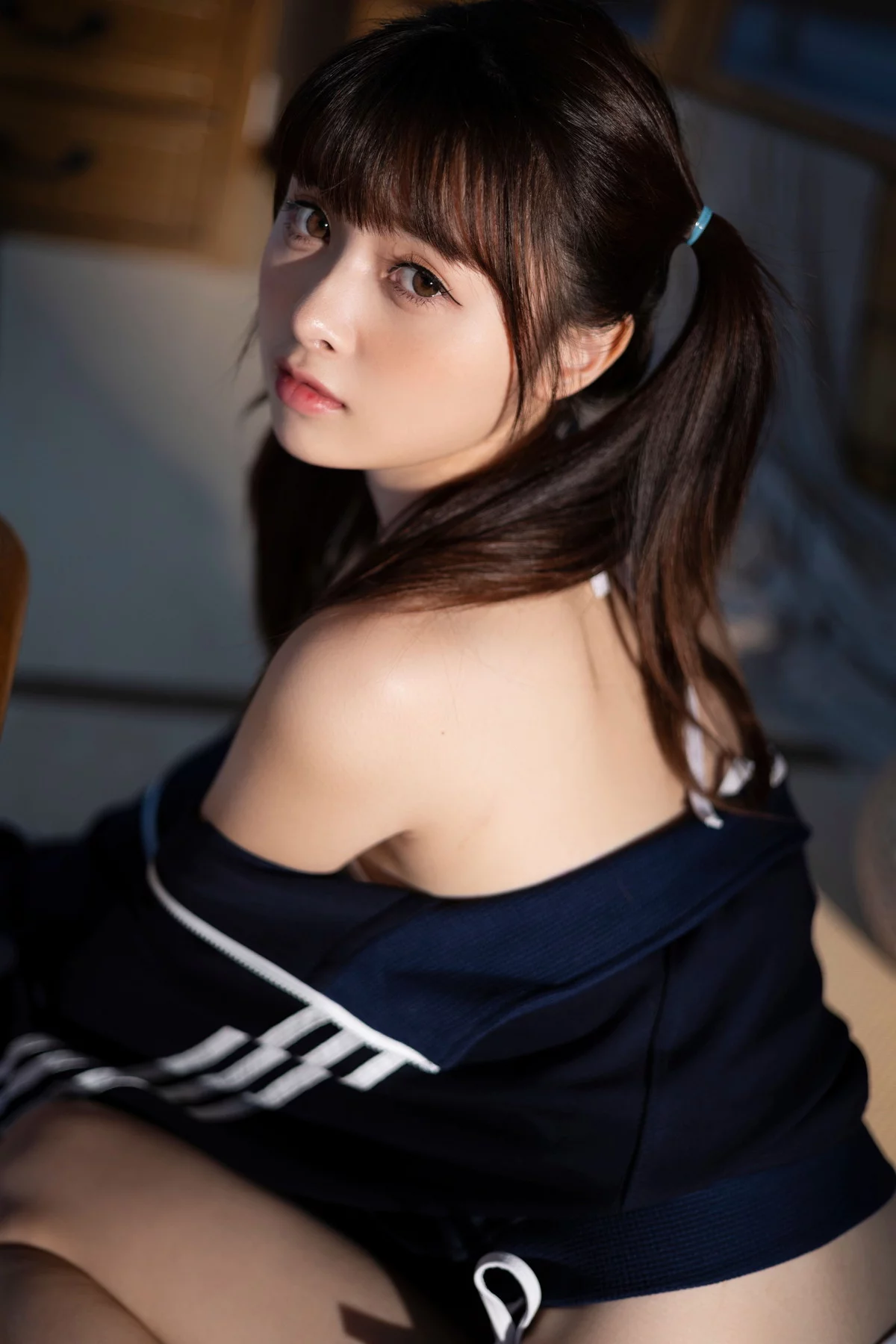 Coser美女河豚抚子夏日比基尼主题居家私房脱运动外衣露性感比基尼迷人写真28P